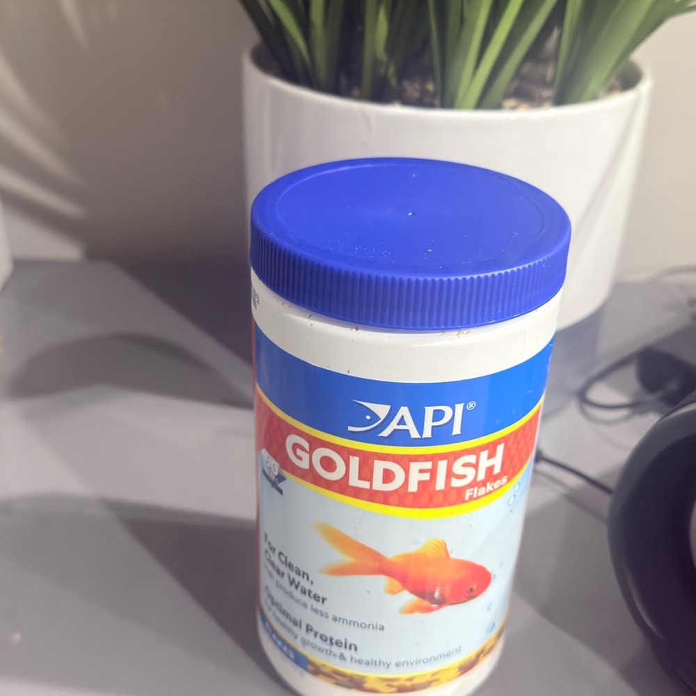 Goldfish Flakes - Blue Lid